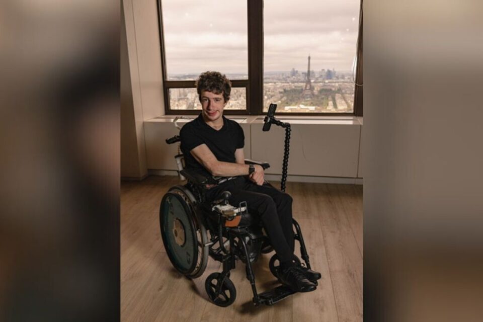 Jason Chemama est l'inventeur d'une gourde adaptée et d'un bras de support qui s'adresse aux personnes en situation de handicap moteur. 